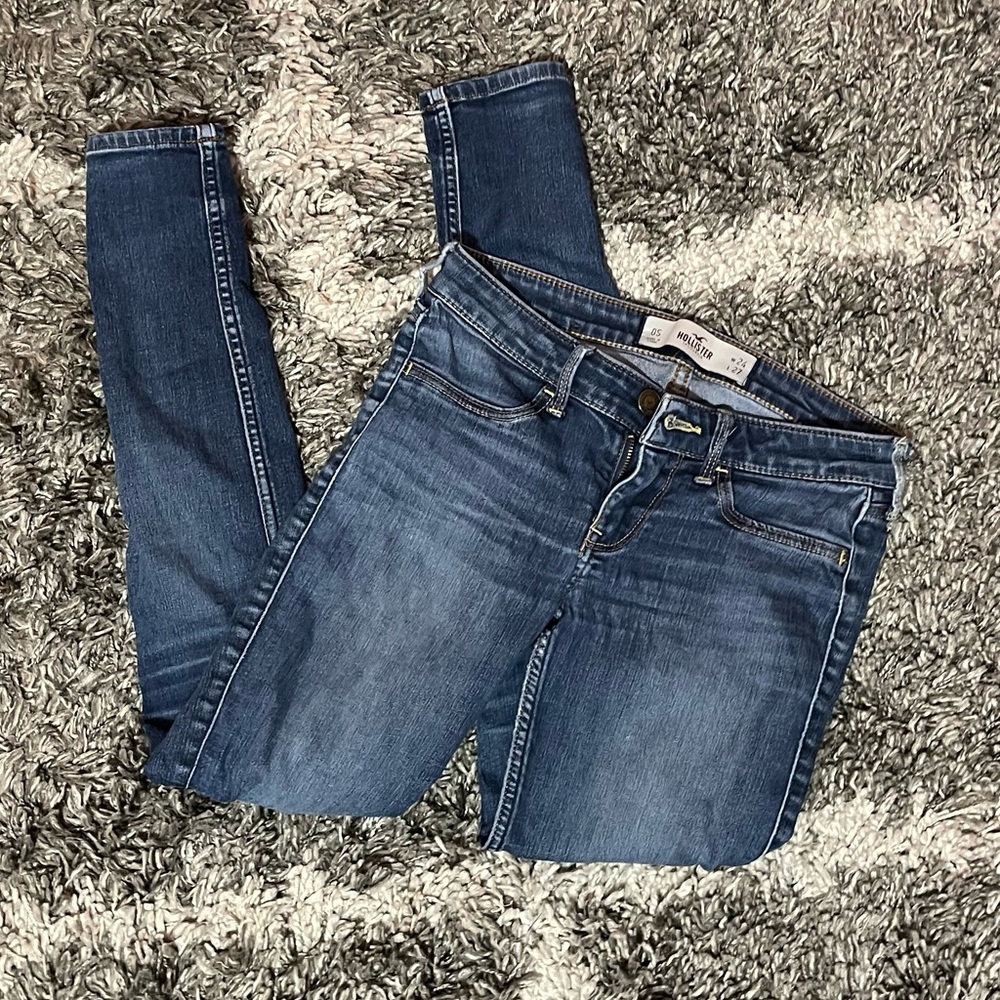 Hollister ripped low rise skinny jeans—- SALE DETAILS BELOW ⬇️